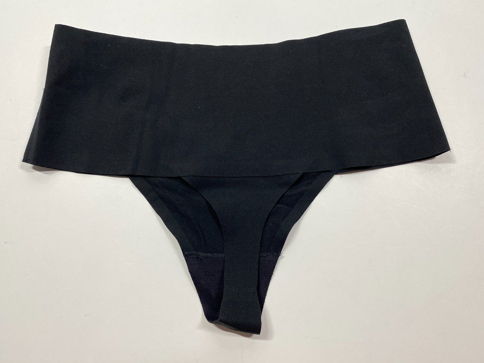 NWT Spanx Undie-tectable Thong SP0115 – Black Size Medium