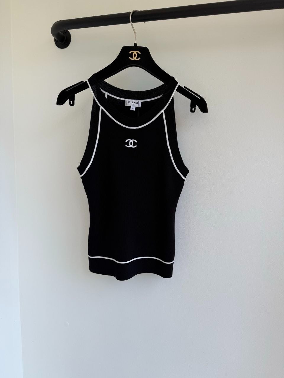 NWT 26 CHANEL WHITE BLACK RIB KNIT CC SLEEVELESS TANK TOP SHIRT 36