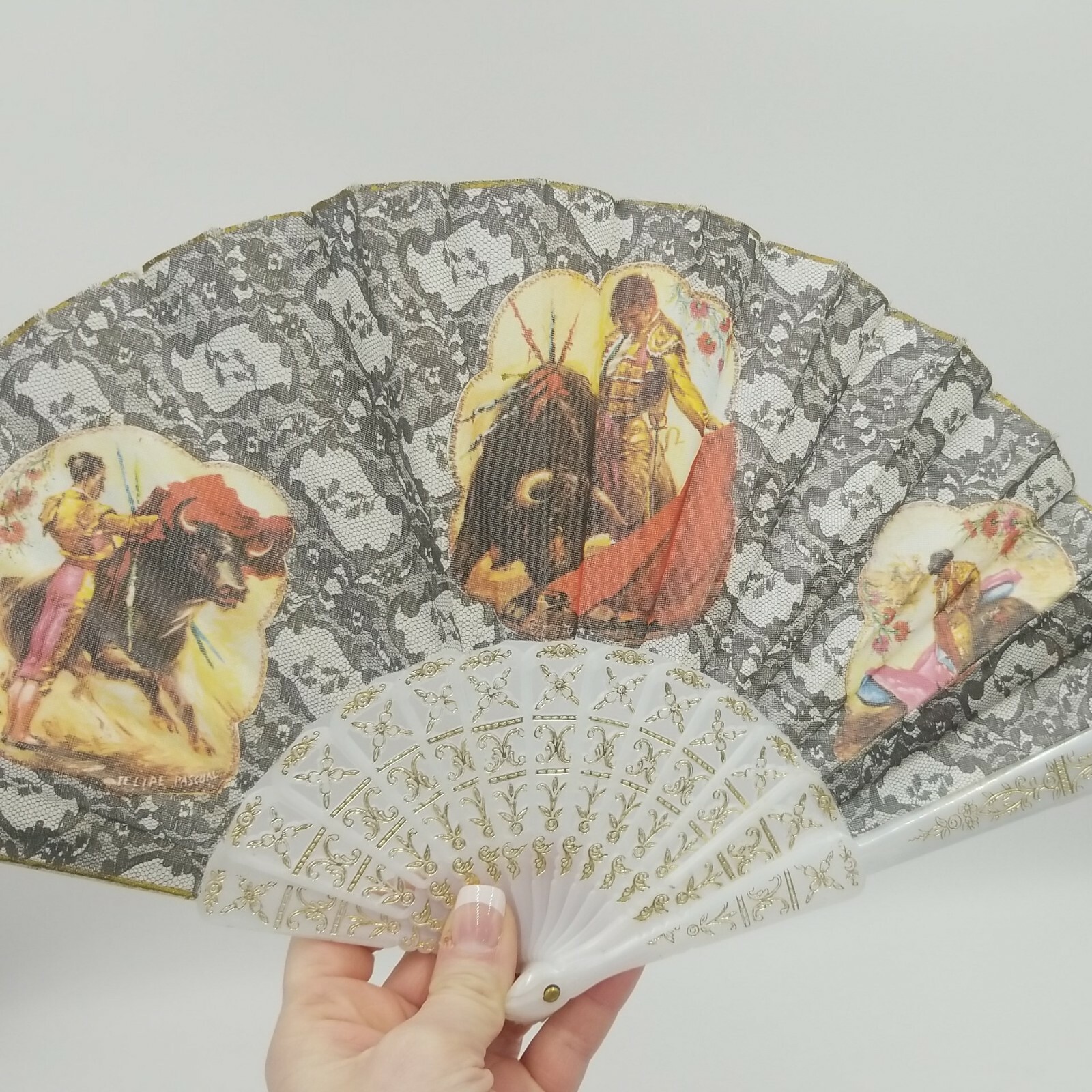 Spanish Style Lace Print Fabric Plastic Handle Bull Fighting Vintage Folding Fan