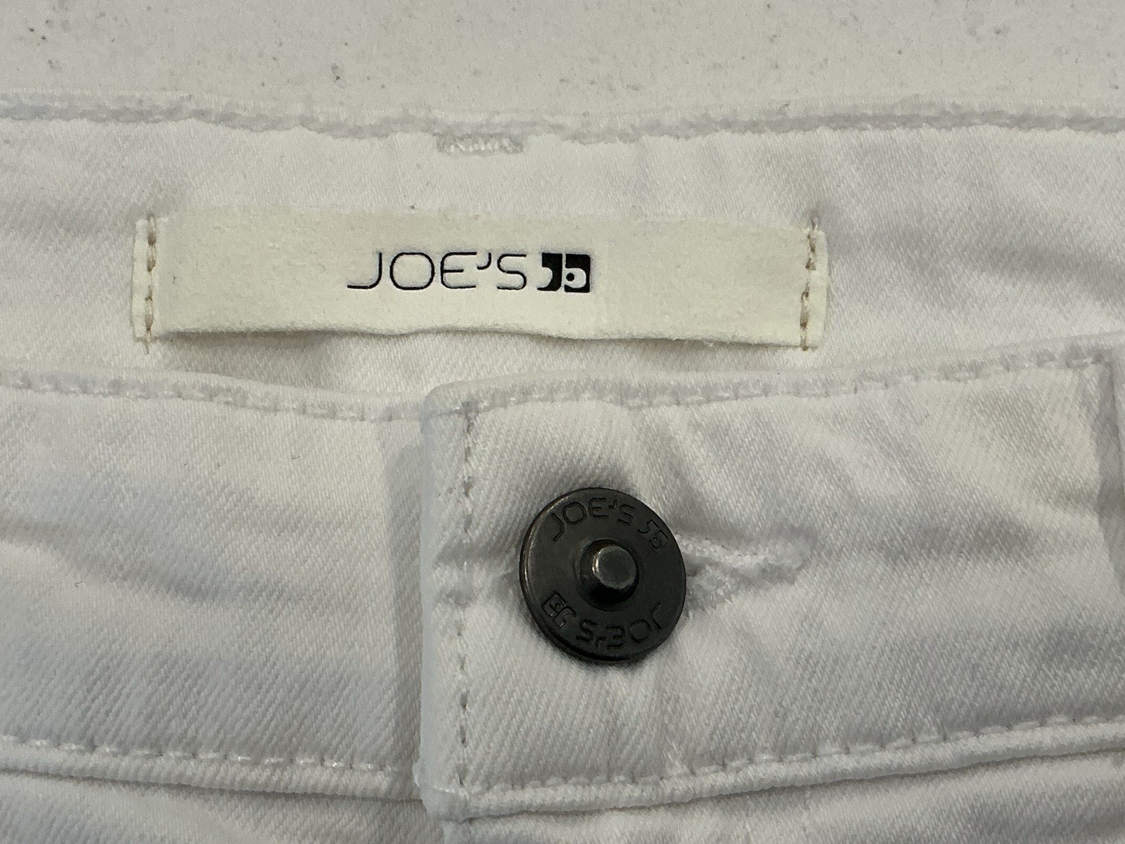 JOE’S Azami White Jean Shorts. Waist 28.5”/Inseam 2.5”/Rise 8.75”. Size 26. NEW.