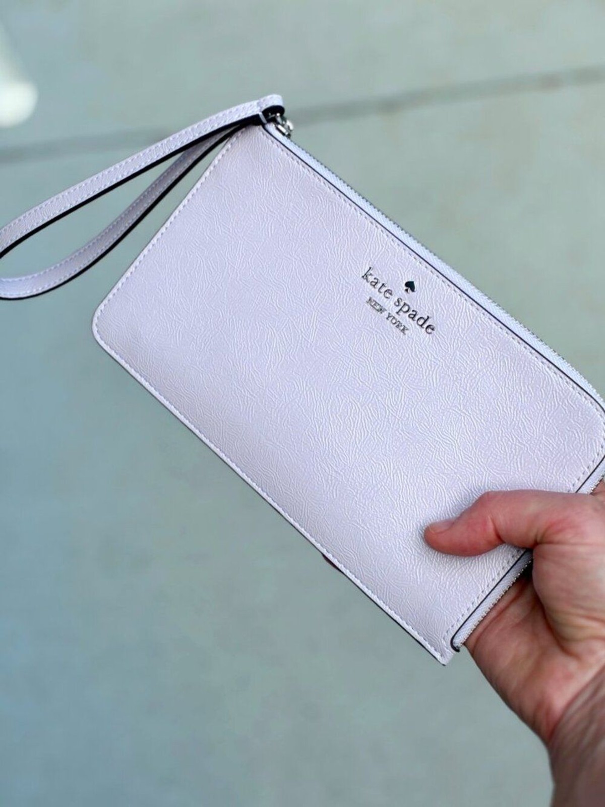 Kate Spade New York Lucy Medium L-Zip Wrislet Lavendar/Lilac