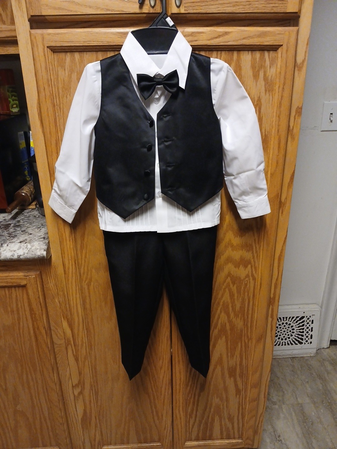 Mens Warehouse Toddler Tuxedo 5 Piece Set Size 3T-NWT