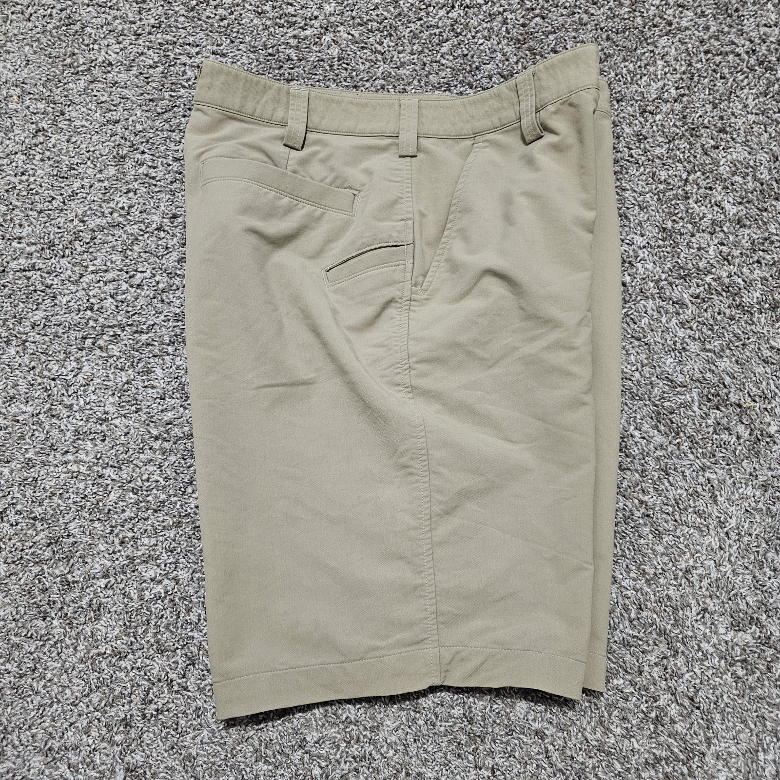 Under Armour Men’s Size 34 Golf Hiking Walking Shorts Beige Tan