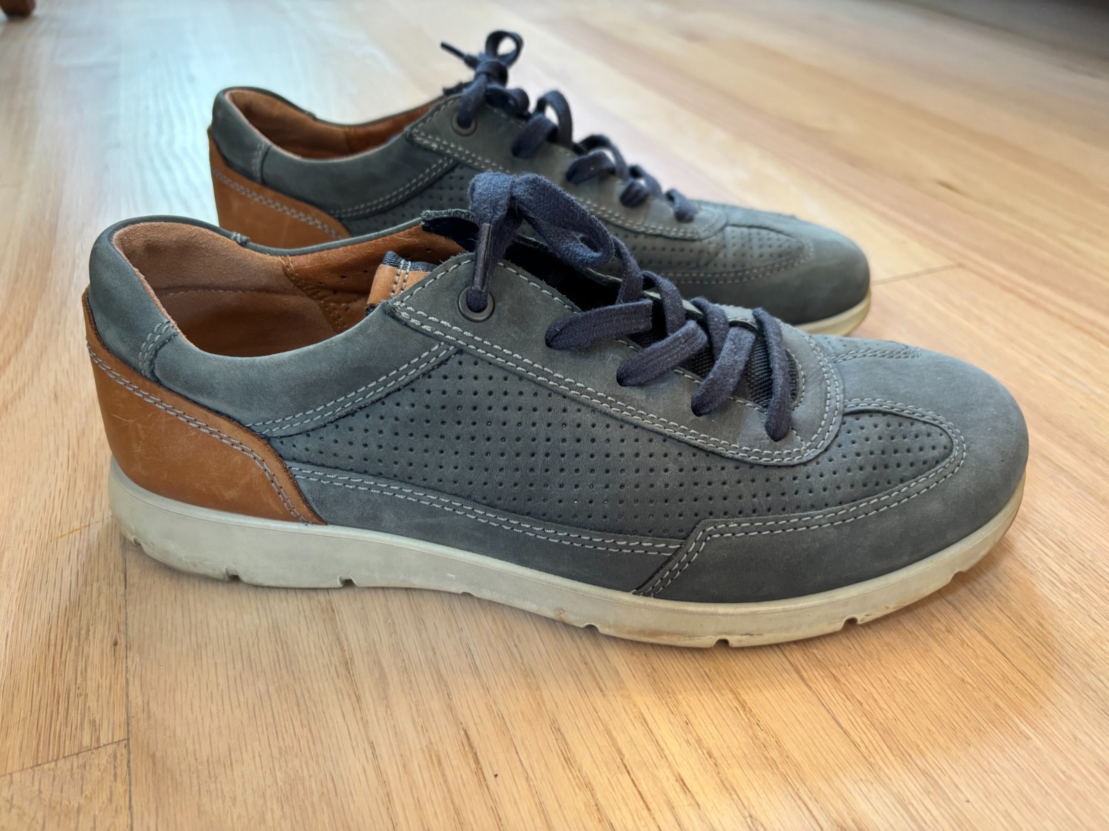 Ecco Coolest Ever Men’s Casual Leather size 42 leather (I wear size 10 in US)