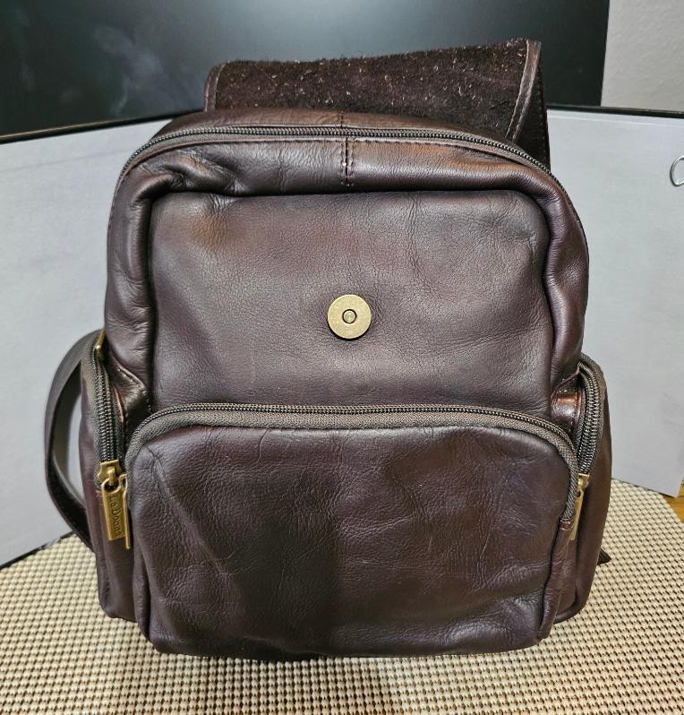 Le Donne Genuine Leather Backpack Bag Brown TR125. 5 Zip Pockets.