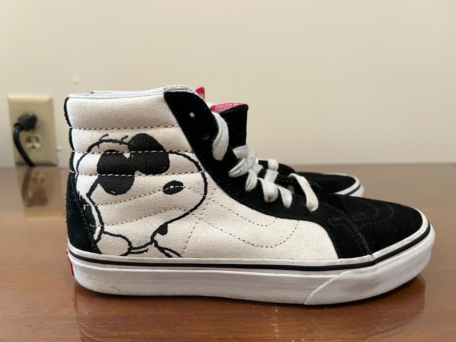 Vans x Peanuts Snoopy & Woodstock Sk8-Hi sneakers. Excellent pre-owned. w7/m5.