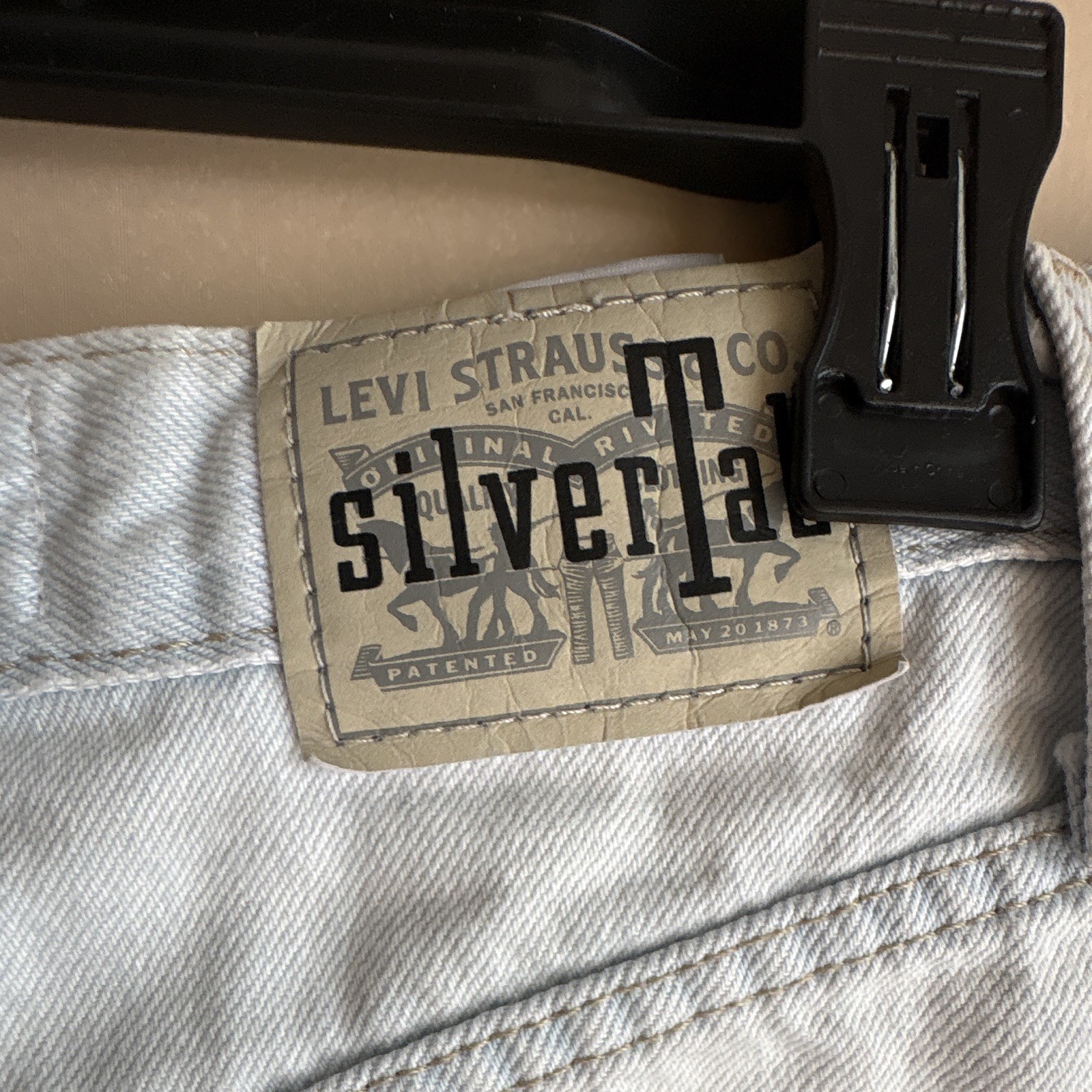 Levi’s SilverTab Women’s Light Wash Blue Mom High Rise Denim Shorts 31 Pockets