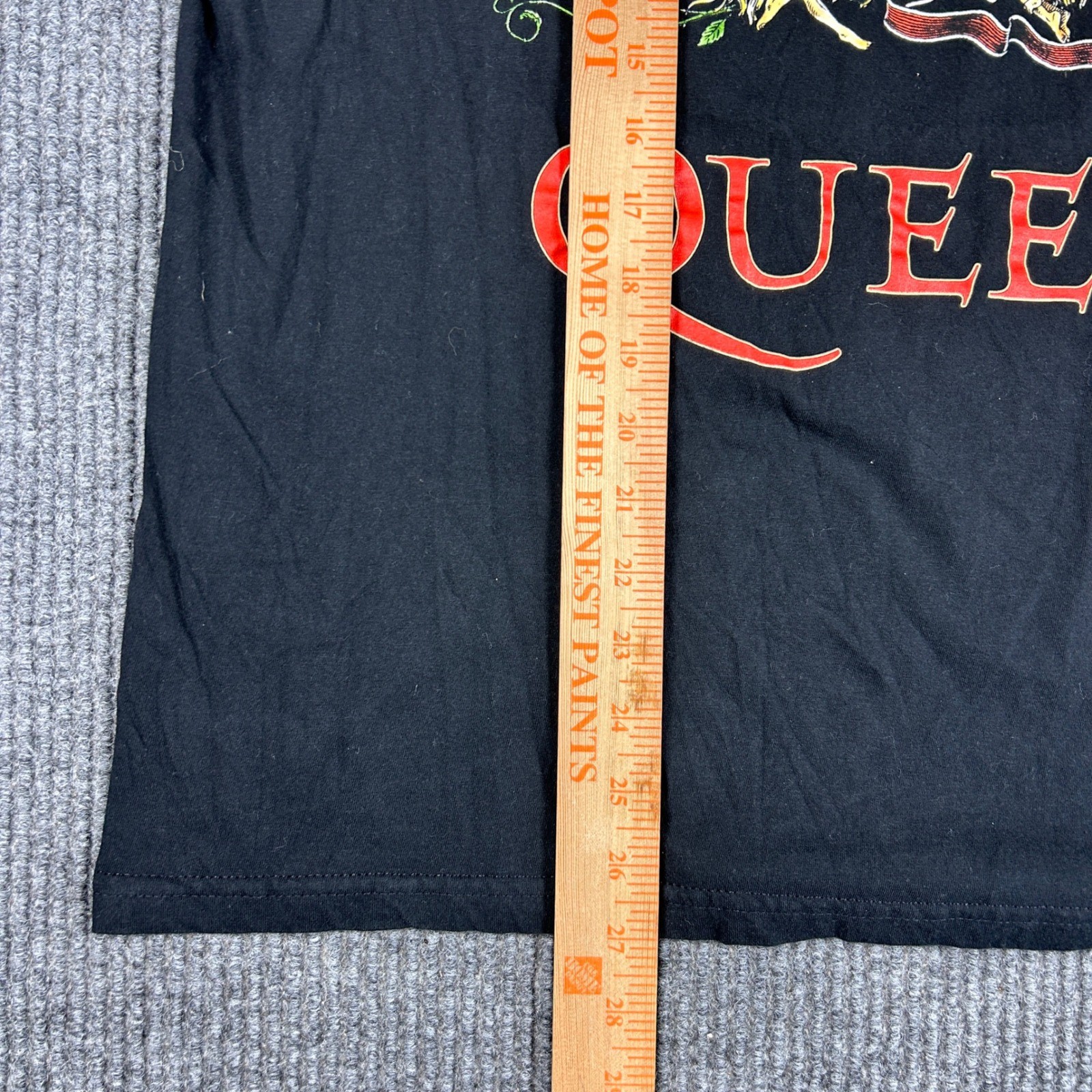 Queen Shirt Men’s L Official Merch Classic Crest Logo Black Graphic