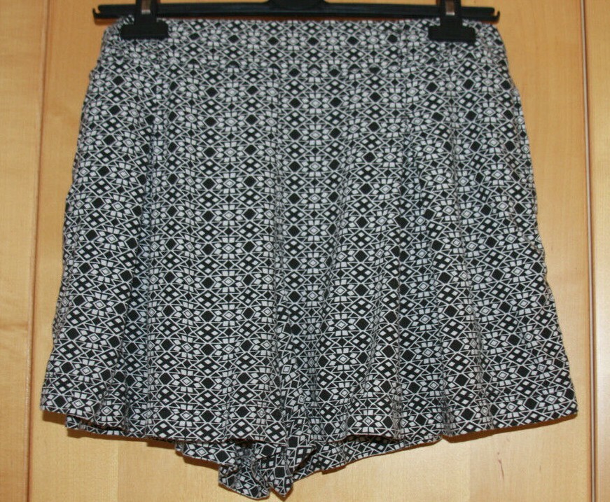 Black/white print viscose shorts with tie belt – elasticated at back- waist 30in