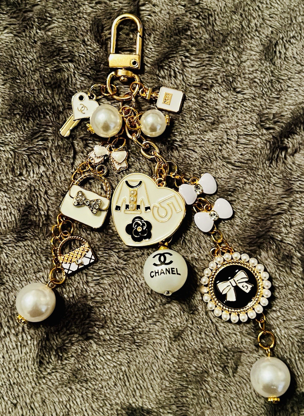 🎀🛍️Chanel Gold White Logo Bow & Bag Pearl Rhinestone Charm Keychain🛍️🎀