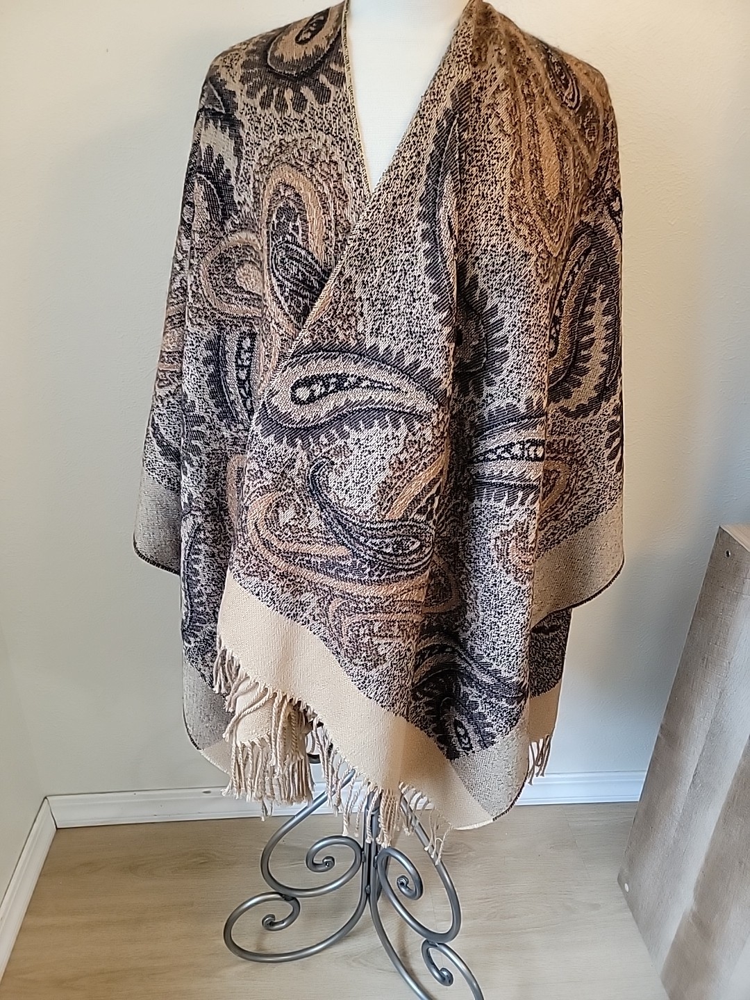 East 5th Avenue Wrap Shawl Sweater One Size Beige Paisley Fringe Boho New