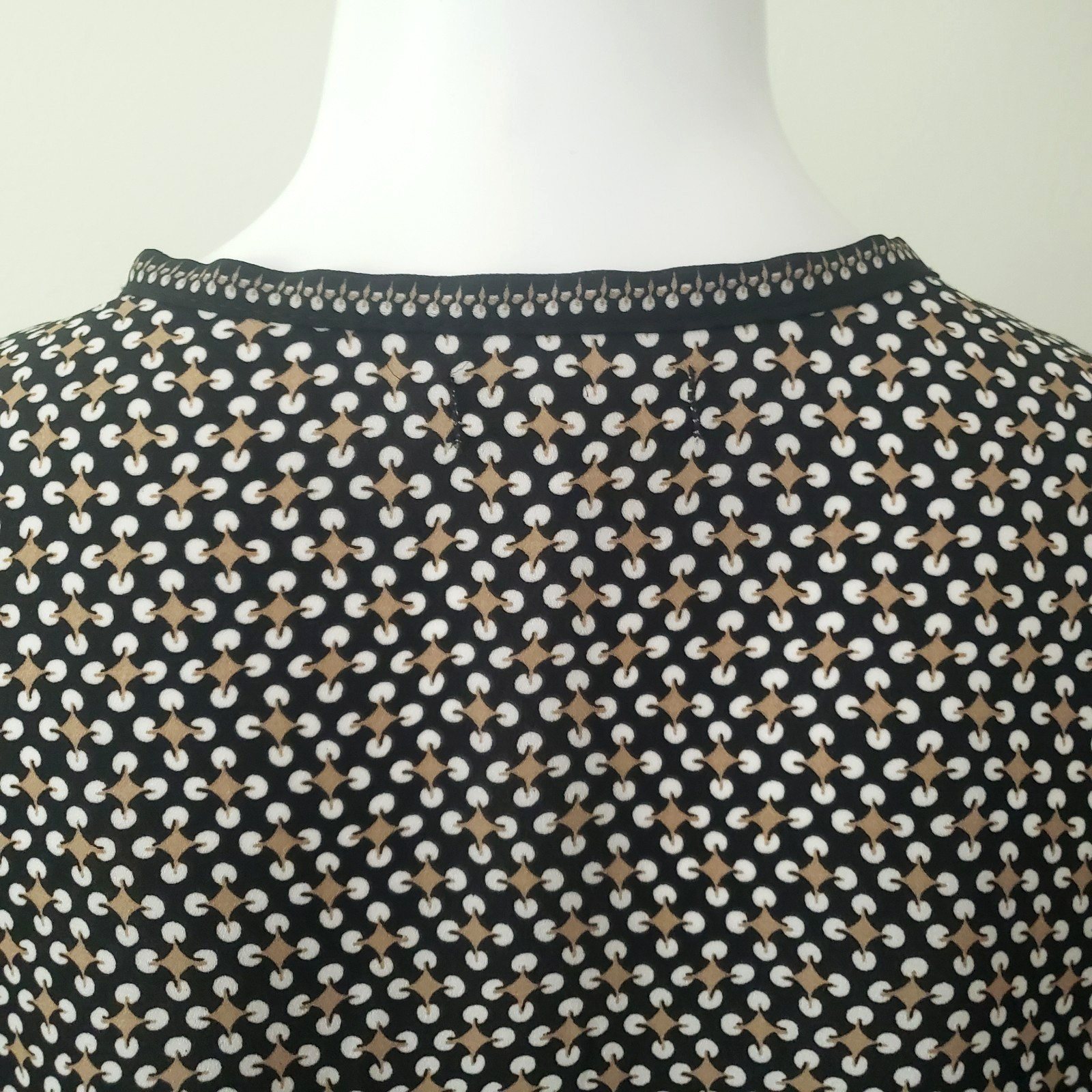 Max Studio Womens Large Long Sleeve Wrap V-Neck Black White Blouse Shirred Cuffs