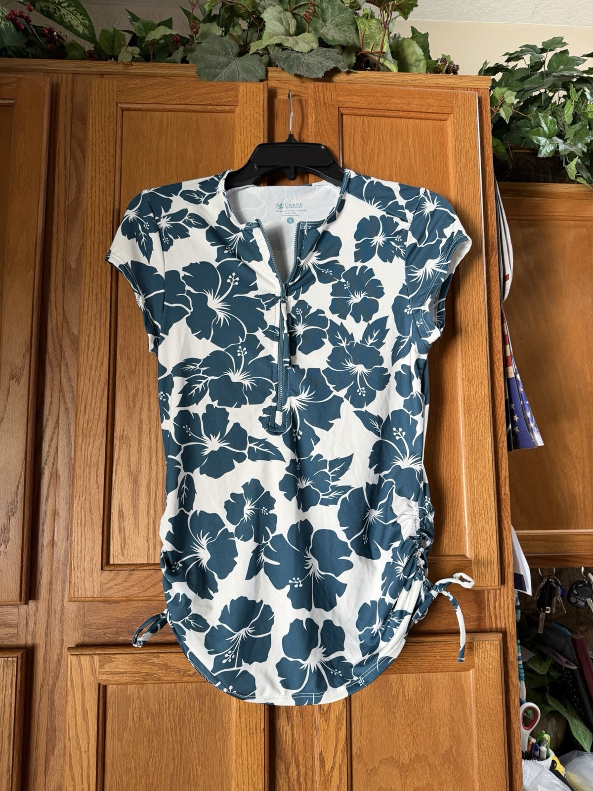Carve Designs Dawson Rashguard Top Small Teal Hibiscus Ruched Sides 1/2 Zip NWOT