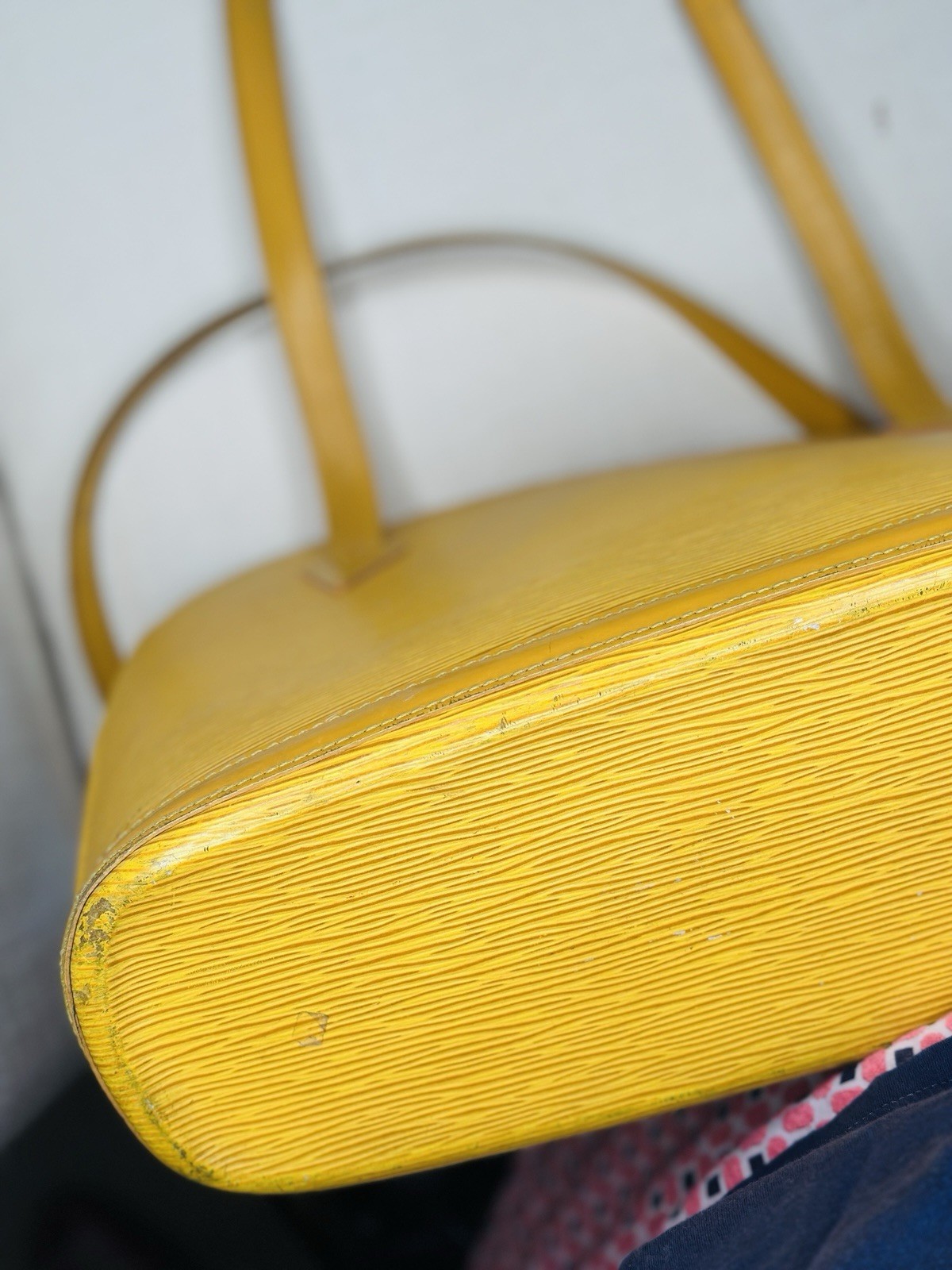 Louis Vuitton Lussac Epi Leather shoulder Bag. Zipper Closure. Purple Lining