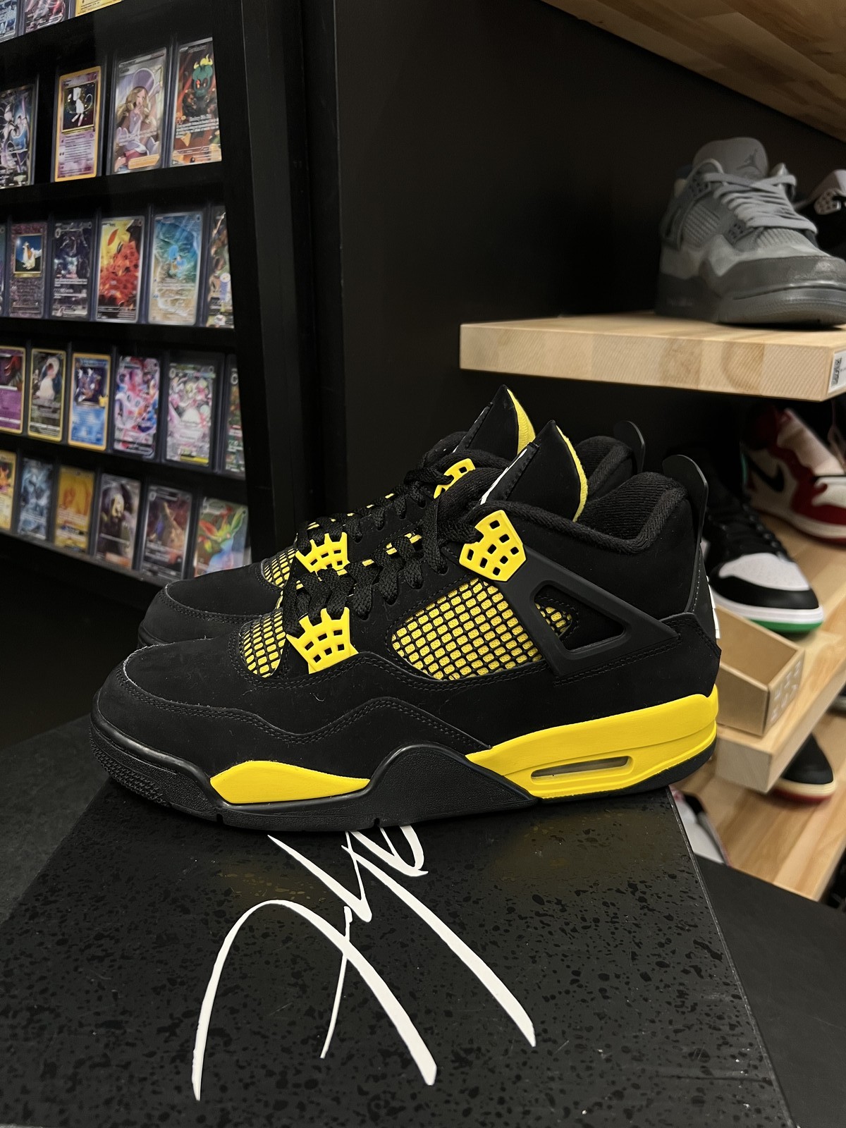 Jordan 4 Retro Thunder (2023) Size 10.5, PREOWNED