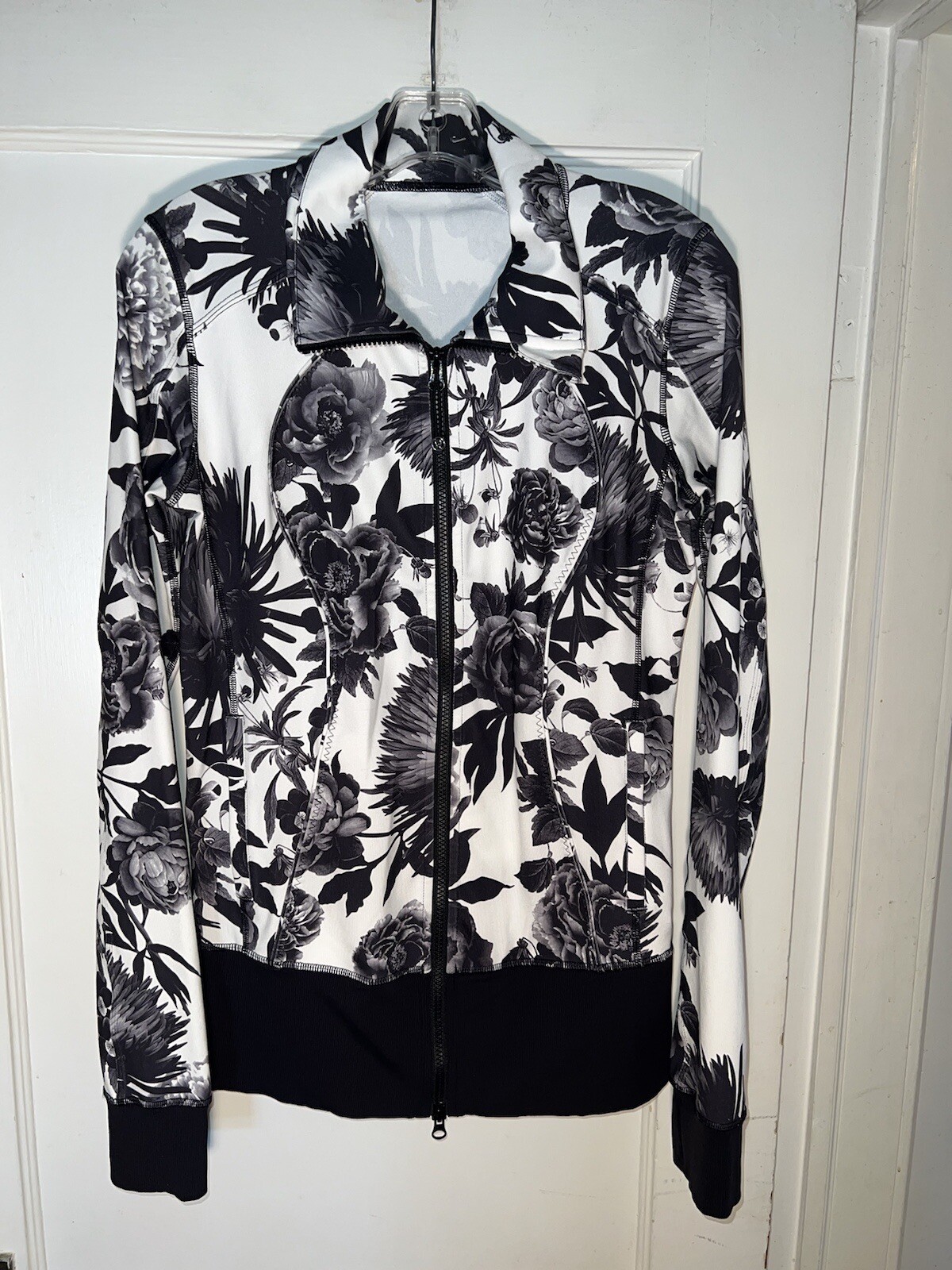 Lululemon asana jacket black white brisk blooms print size 8. d546