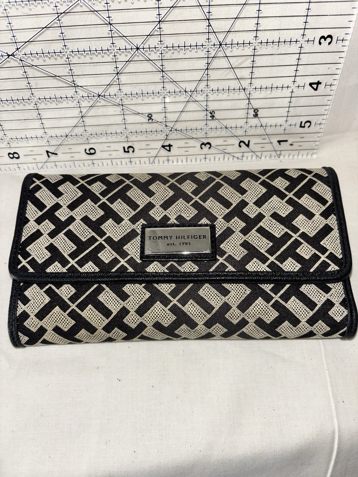 Tommy Hilfiger Black/Beige Geometric Fold Clutch Wallet Zip Pocket Logo