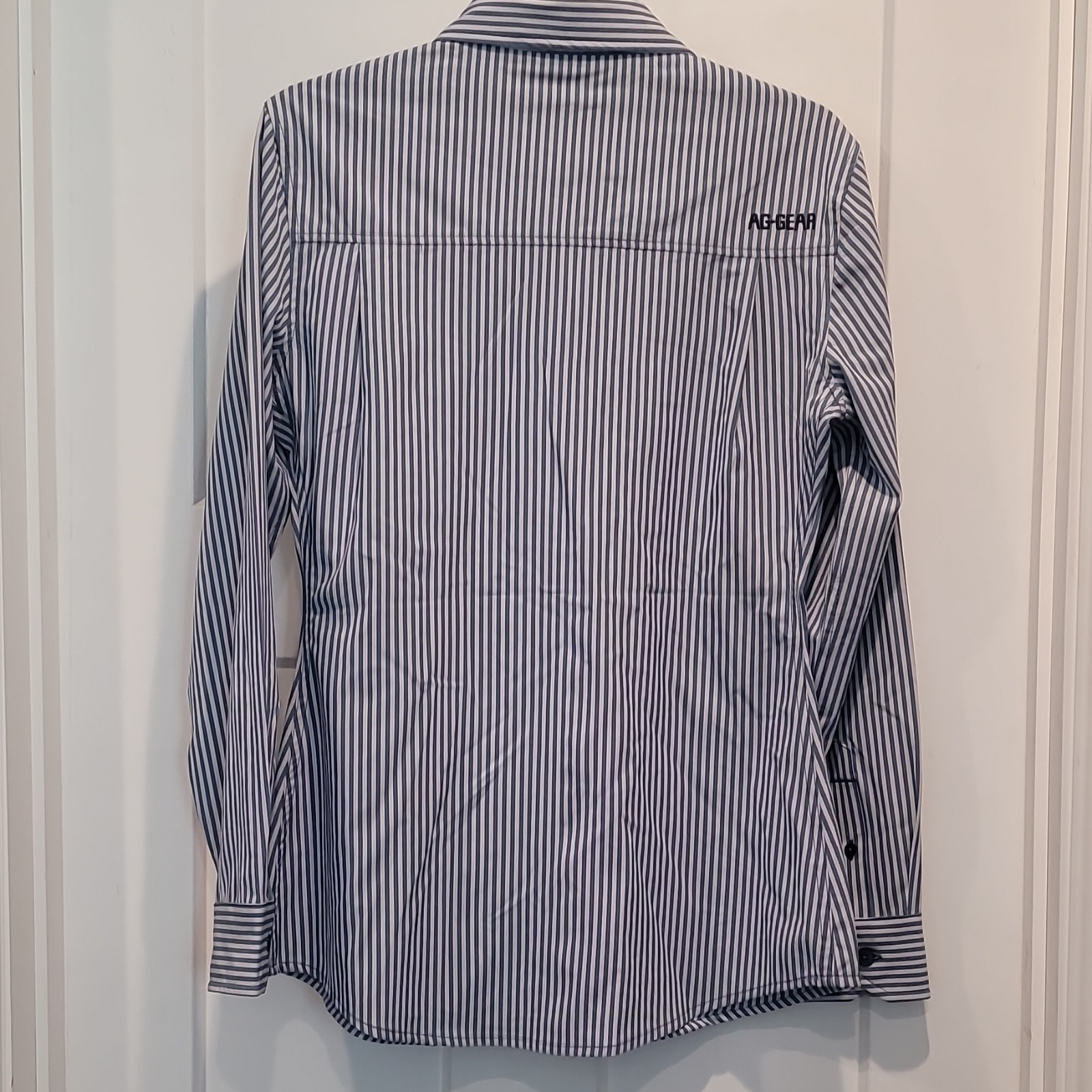 AG Gear womens medium Blue/White Striped Button-Up Long Sleeve dri-fit