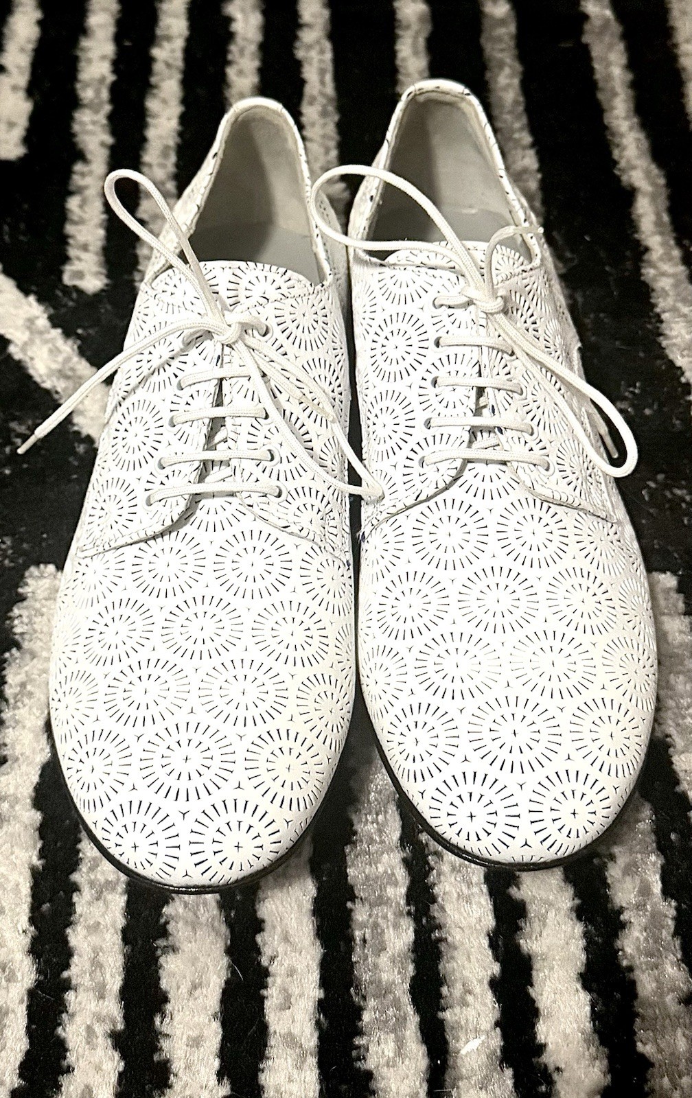 CESARE PACIOTTI. NEW! White Perforated Cir. Design,Gorgeous. UK 8/US 8.5-9 NEW!