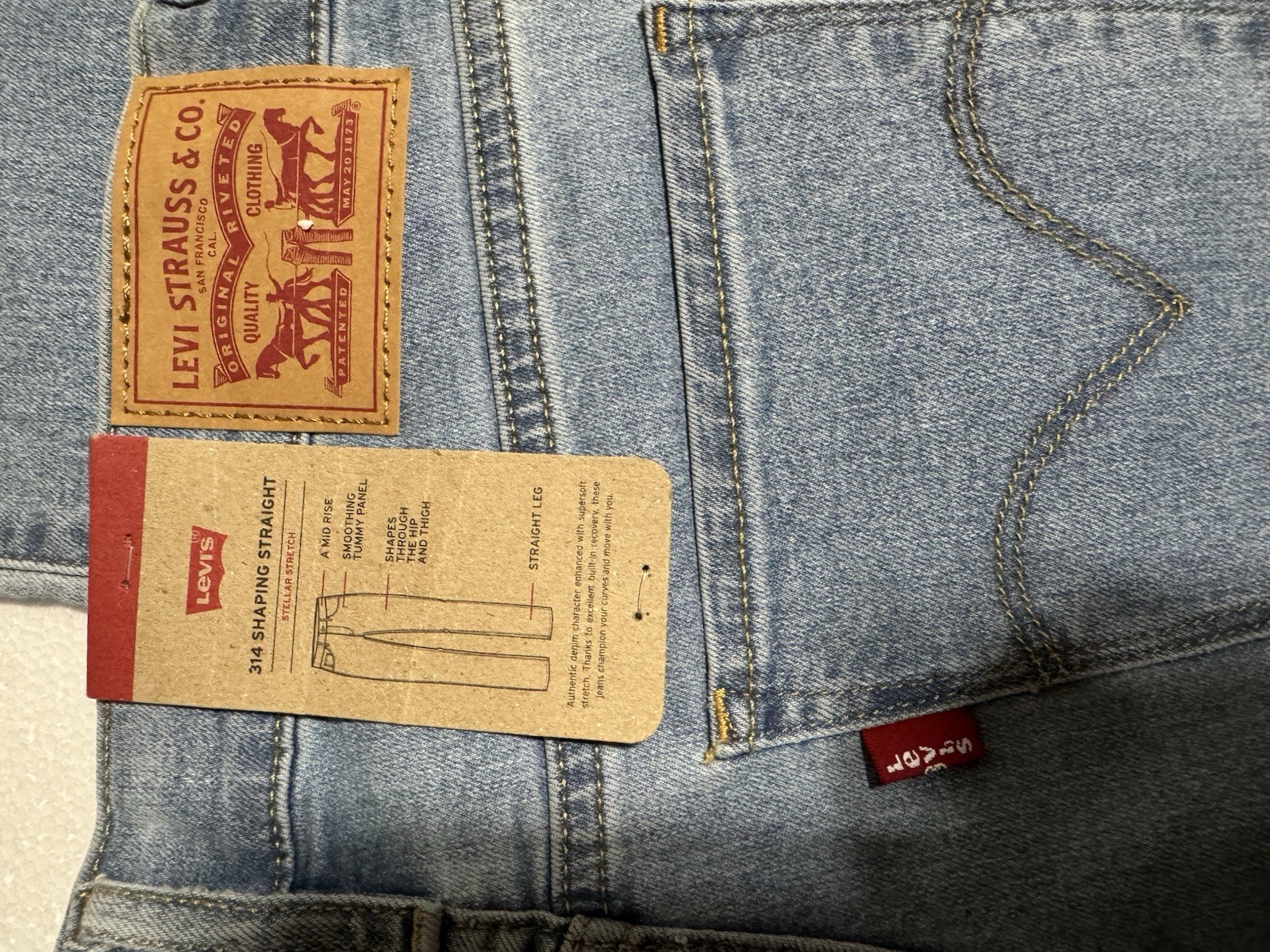 Levi’s Women’s 314 Shaping Straight Size 6 28/32 Mid Rise Light Wash NWT