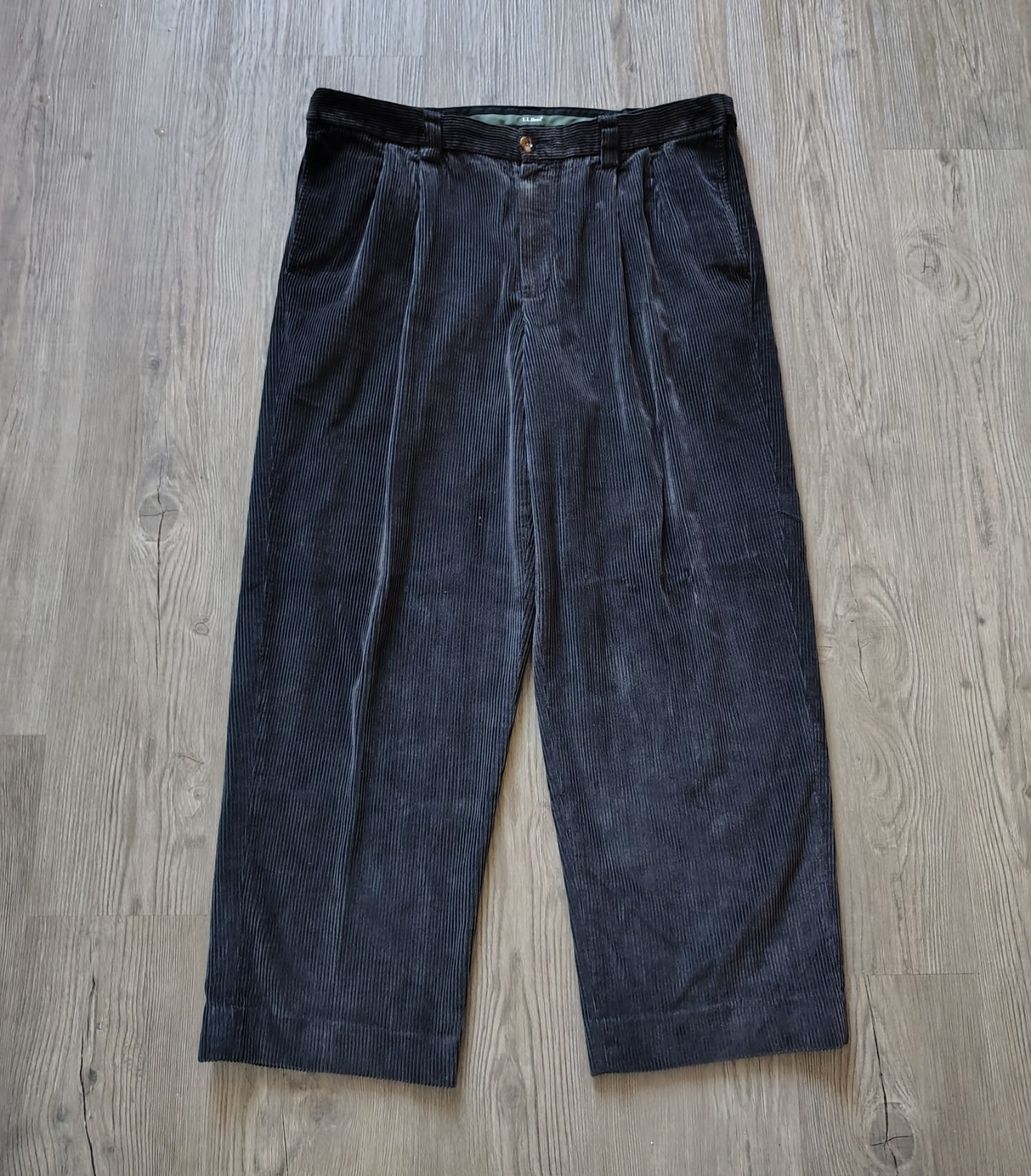 L.L. Bean Men’s Comfort Stretch Waist Black Corduroy Pleated Pants Size 36×28