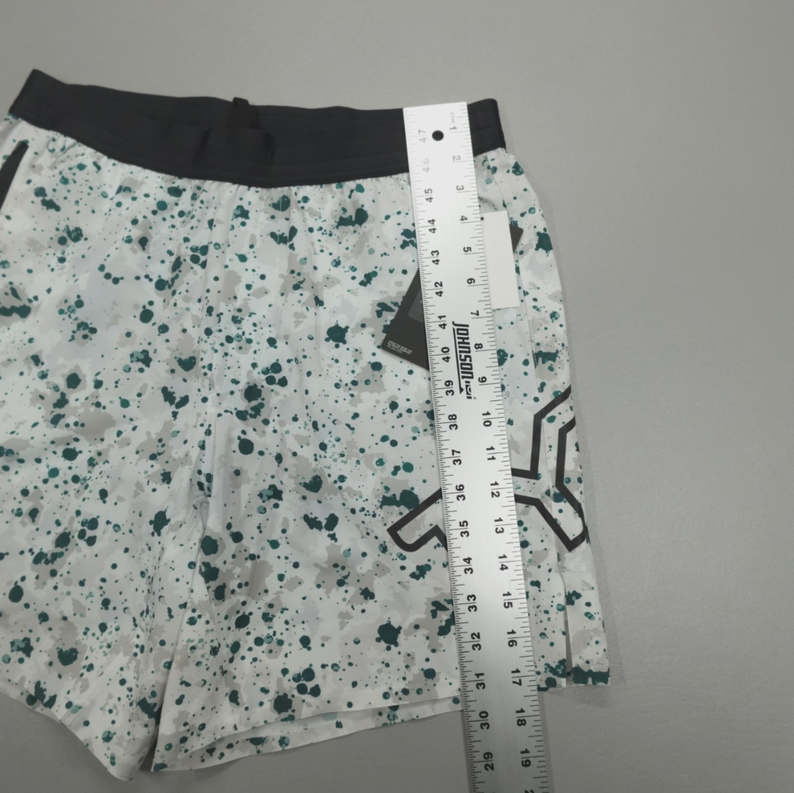 TYR Unbroken Shorts 7” Lined Men’s Size M Athletic Fit Colorful DWR Stretch