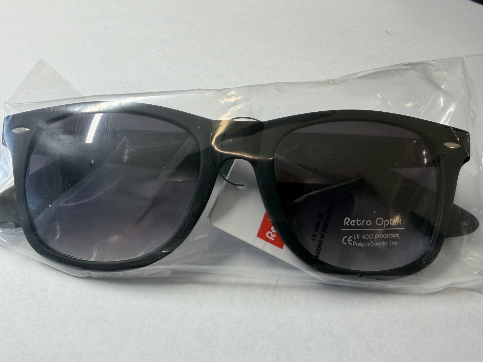 Classic Style Black Frame Gradient Lens Unisex Sunglasses UV400 Sun Protection