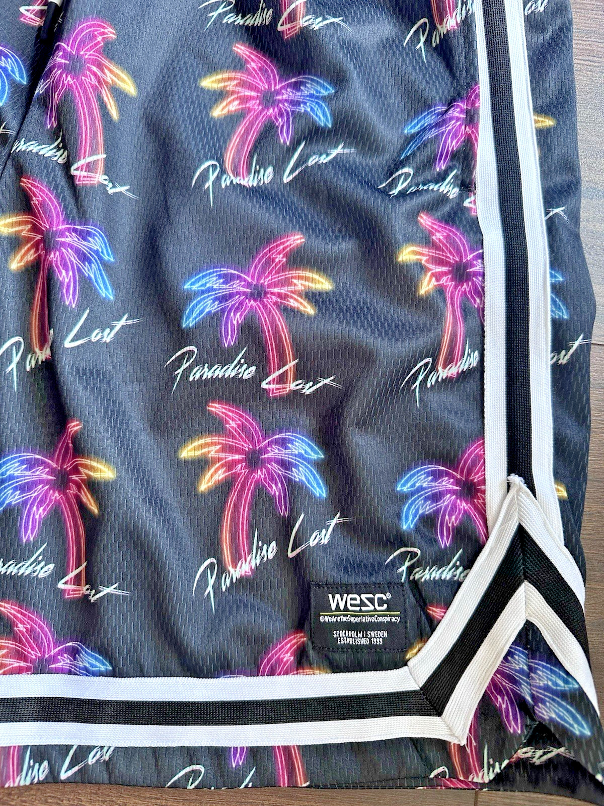 WESC Men’s Basketball shorts Lost paradise 9″ Black Multi Small
