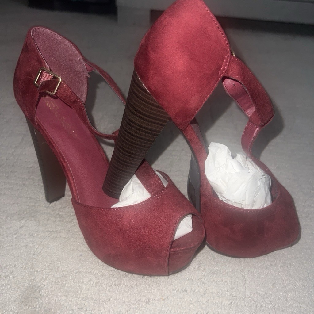 Breckelle’s Burgundy Ankle Strap Peep Toe Block Heel Strappy Pumps 9