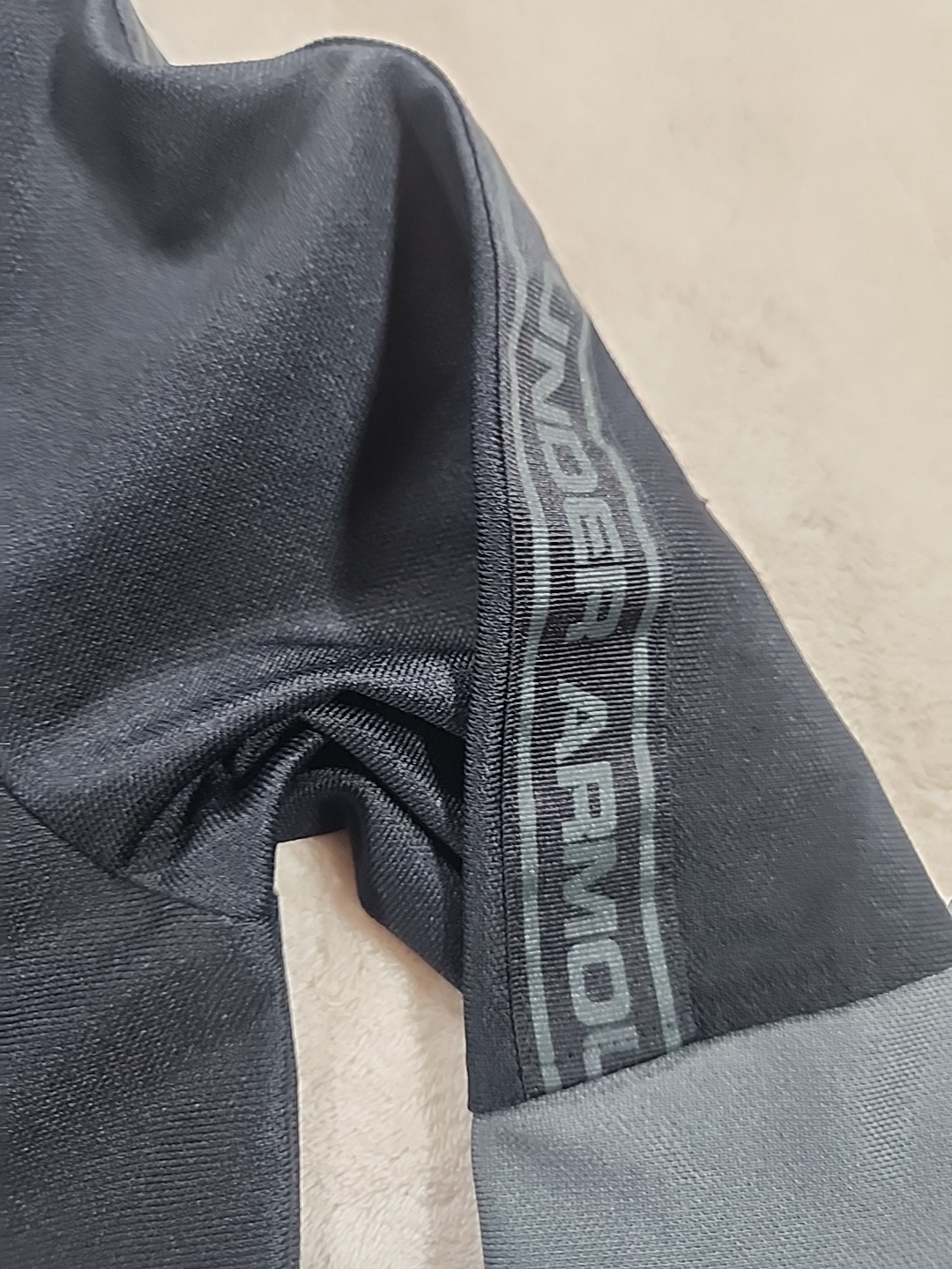 Under Armour HeatGear full-zip jacket in a black and grey color-block Size YXL
