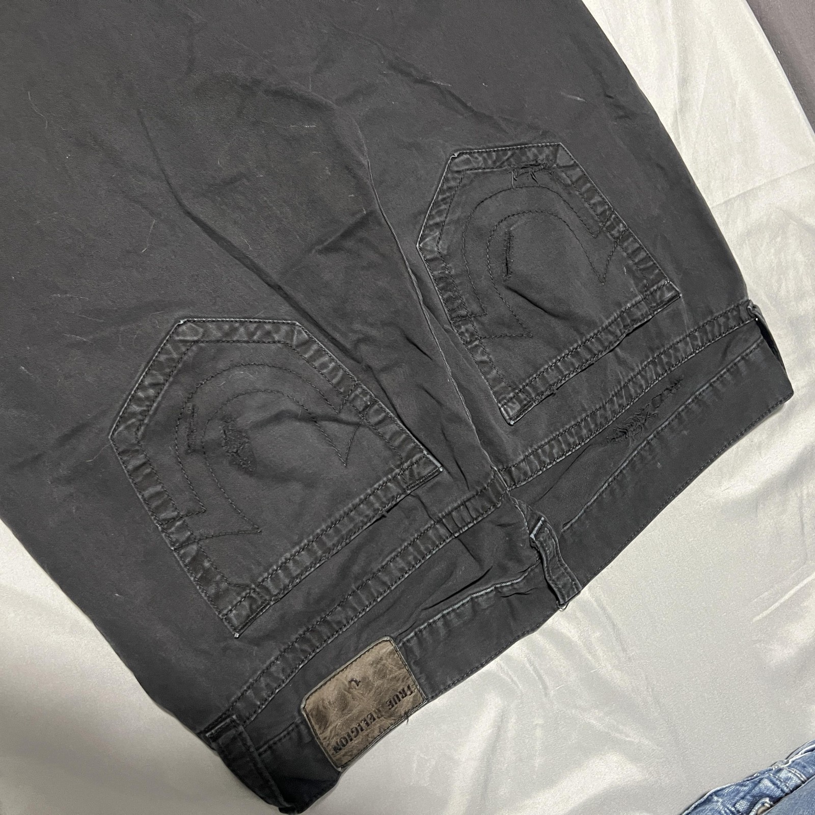 True Religion Geno Relaxed Straight Jeans Mens 38×32 Black Dark Wash Distressed