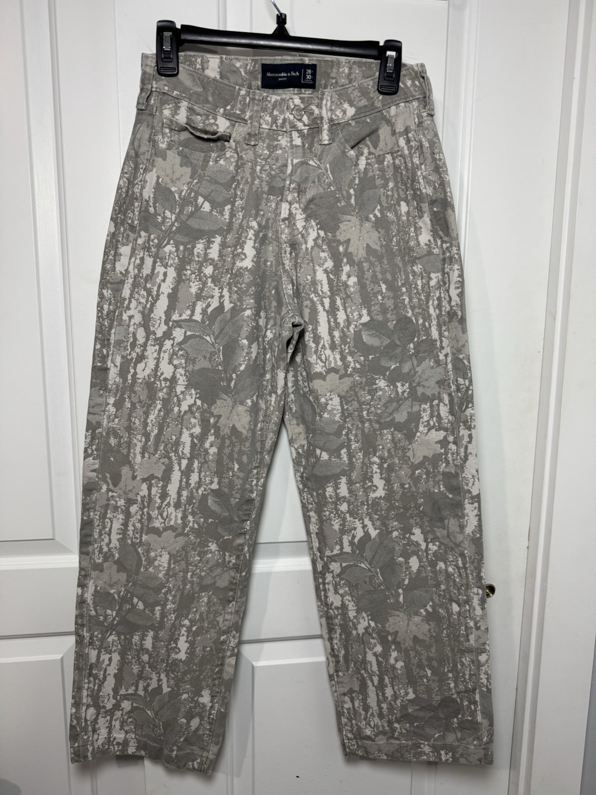 Abercrombie & Fitch Baggy Camo Pants Men’s 28×30 Gray Forest Print 98% Cotton