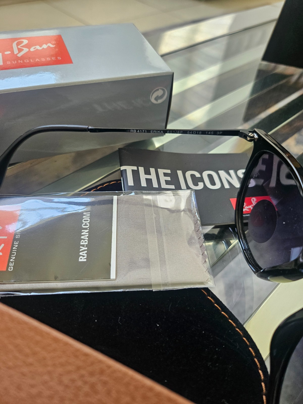 Ray-Ban Erika RB 4171 Black/Dark Grey Polarized Gradient Sunglasses unisex