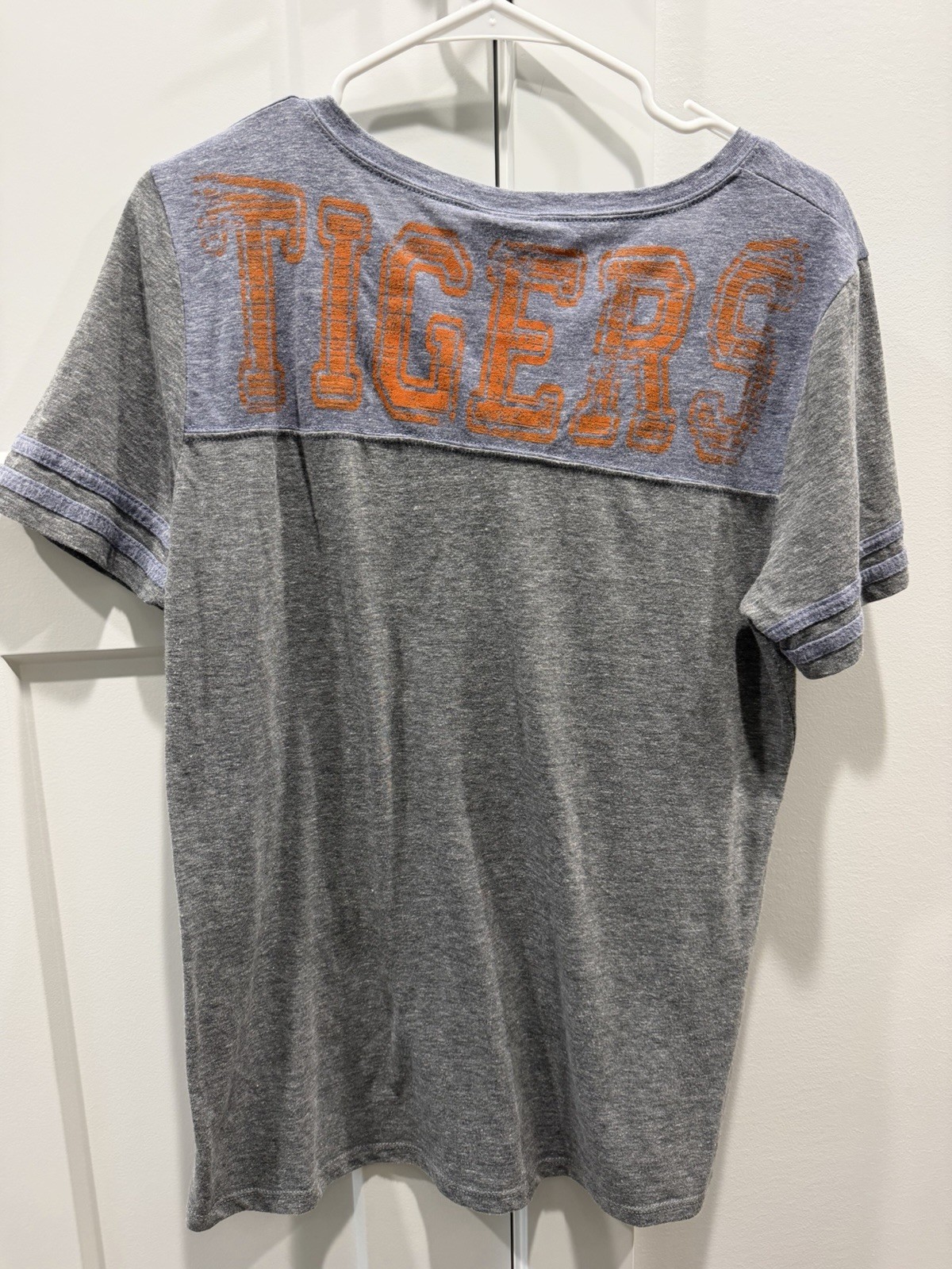 Detroit Tigers Women’s T-Shirt Grey Blue Orange Distressed Short Sleeve Size L