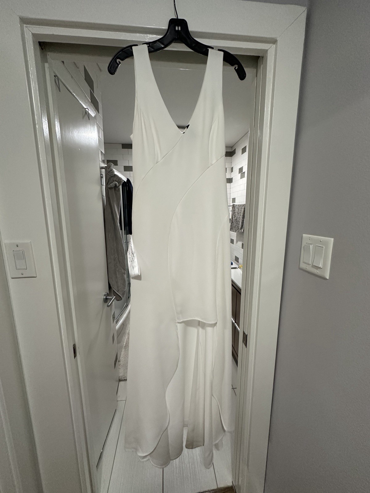 BCBGMAXAZRIA Off White V-Neck Sleeveless Hi-Low Maxi Dress Chiffon 6