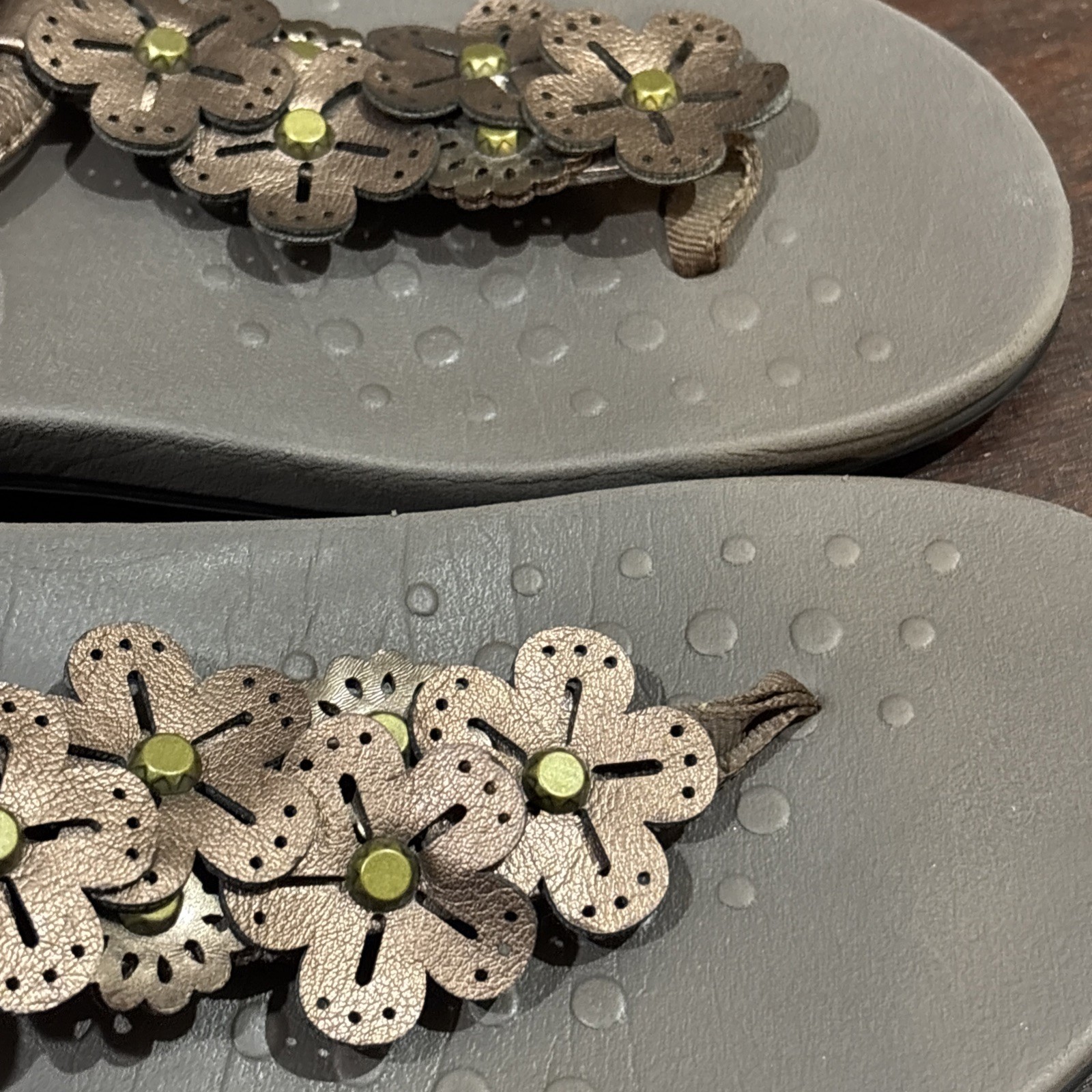 Vionic Julie II Bronze/ Brown Leather Floral Thong T strap Sandals Womens Sz 8