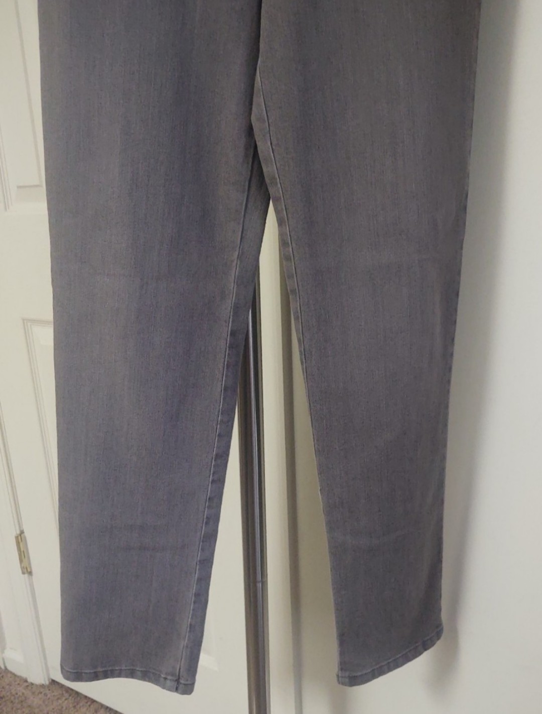 Gloria Vanderbilt Ladies’ Amanda Stretch Denim Jeans – Grey Wash 6 NWT