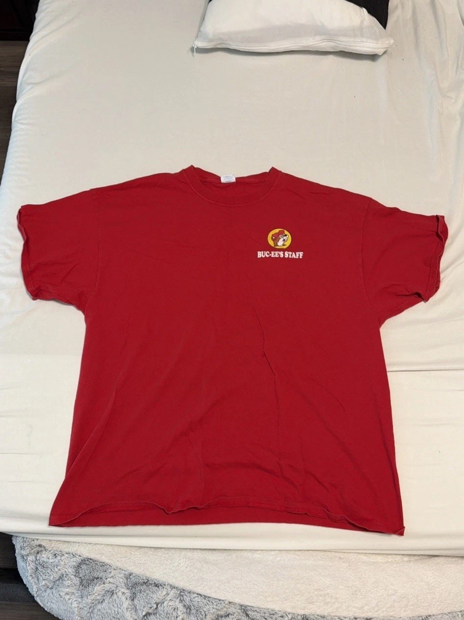 Buc-ee’s T Shirt Mens Medium Red Short Sleeve Staff Uniform Smiths Grove, KY