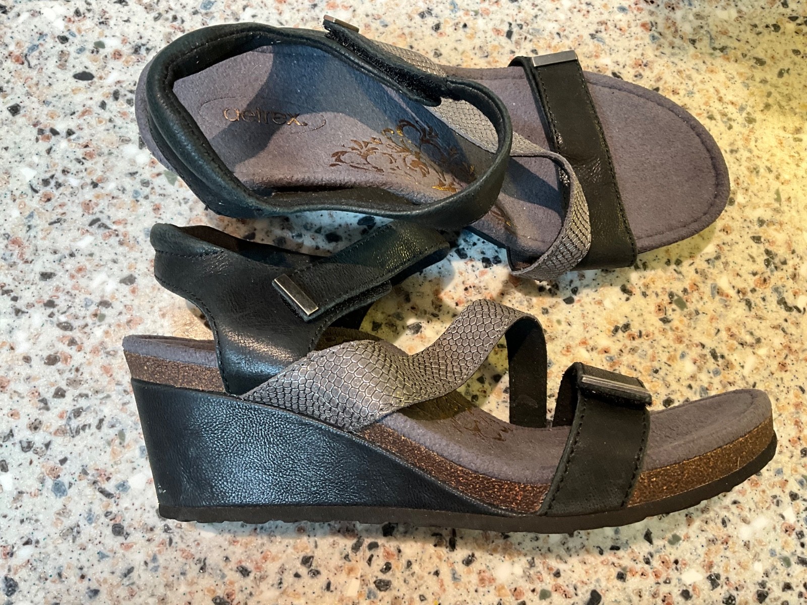 AETREX BRYNN SANDALS SIZE 7/37 BLACK/SILVER WEDGE WOMENS SHOES