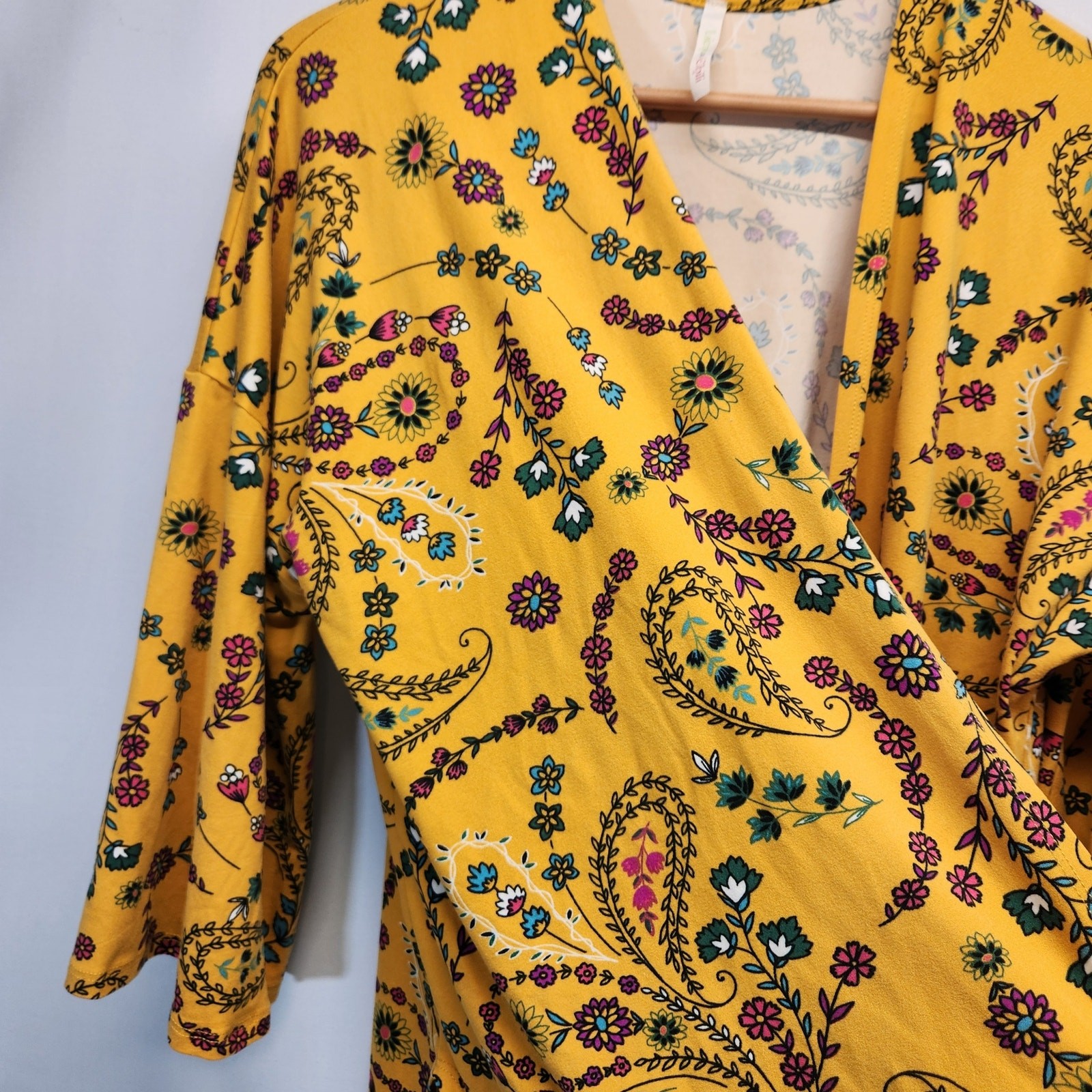 Lime n Chili Women’s Medium Open Front Cardigan Kimono Paisley Floral Golden