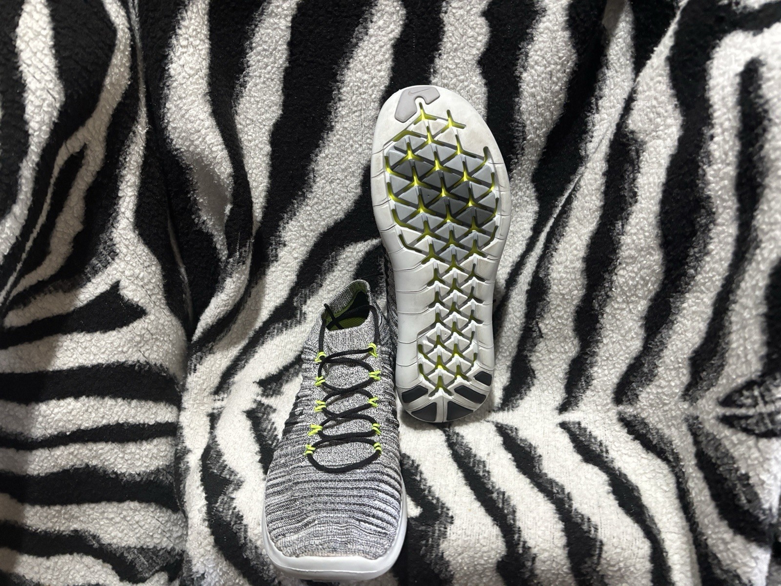 Size 8.5 – Nike Free RN Flyknit 2017 White Black Stealth Stylish Kicks