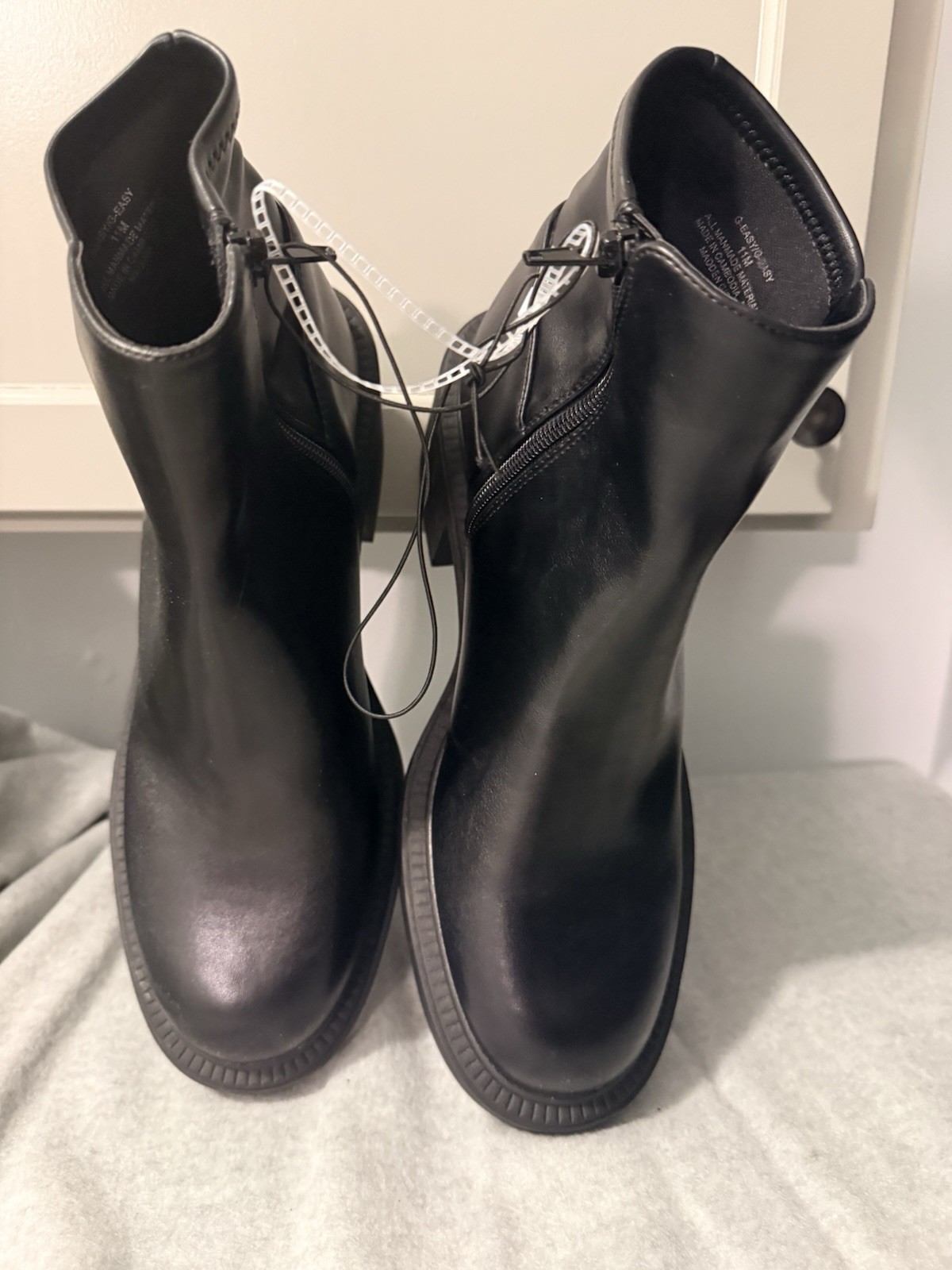 Steve Madden Women’s Chelsea Boots with Block Heal In Black Size 11.6 M US NWT