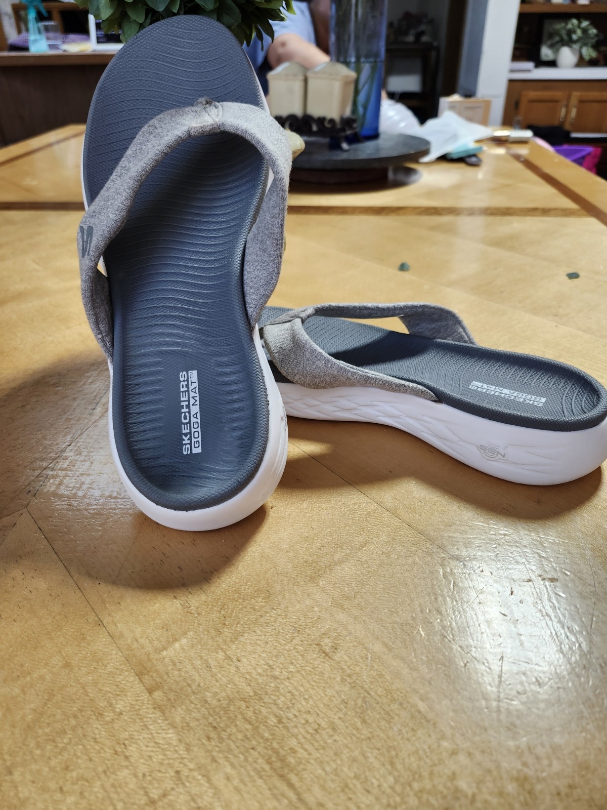 Skechers Flip-Flop Sandals Size 7 $22 Women’s GOGA MAT in Gray Brand New !