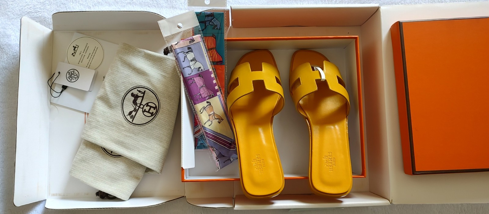 New Authentic Yellow Hermès Oran Leather Women’s Sandals 9.5 US / 40 EU / 7.5 UK