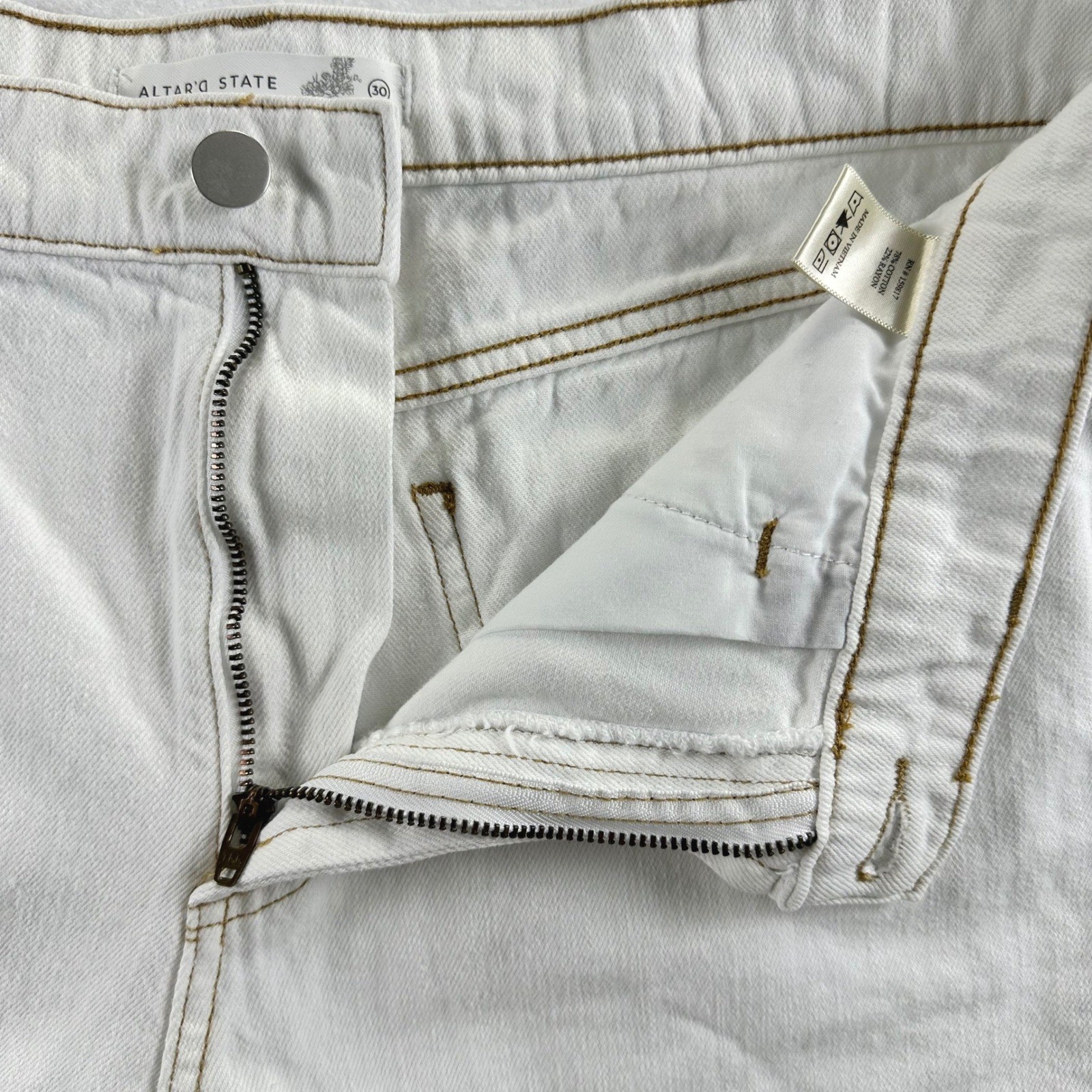 Altar’d State White Distressed High Rise Frayed Denim Shorts Size 30 SP-S7575-AT