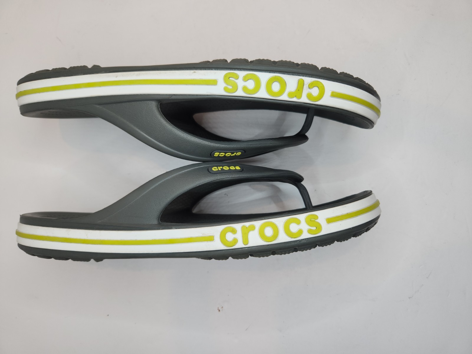 Crocs Bayaband Flip Flops Grey Grn Mens 7 Women 9 Unisex Sandals Iconic Comfort