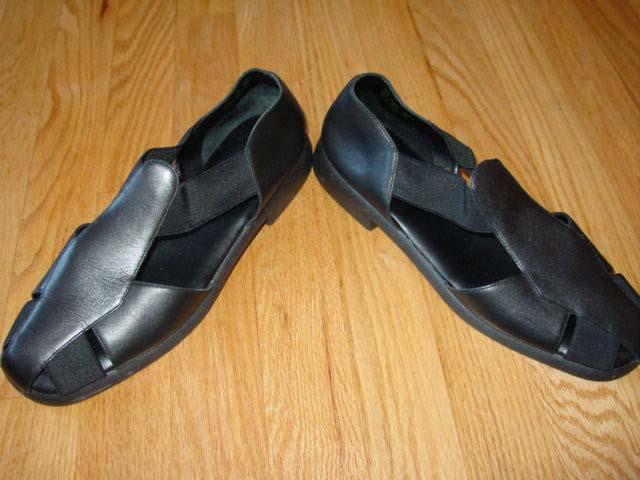 (2) pair Women’s CROSSROADS (1) WHITE & (1) BLACK – Fisherman Casual SZ- 9 1/2 M