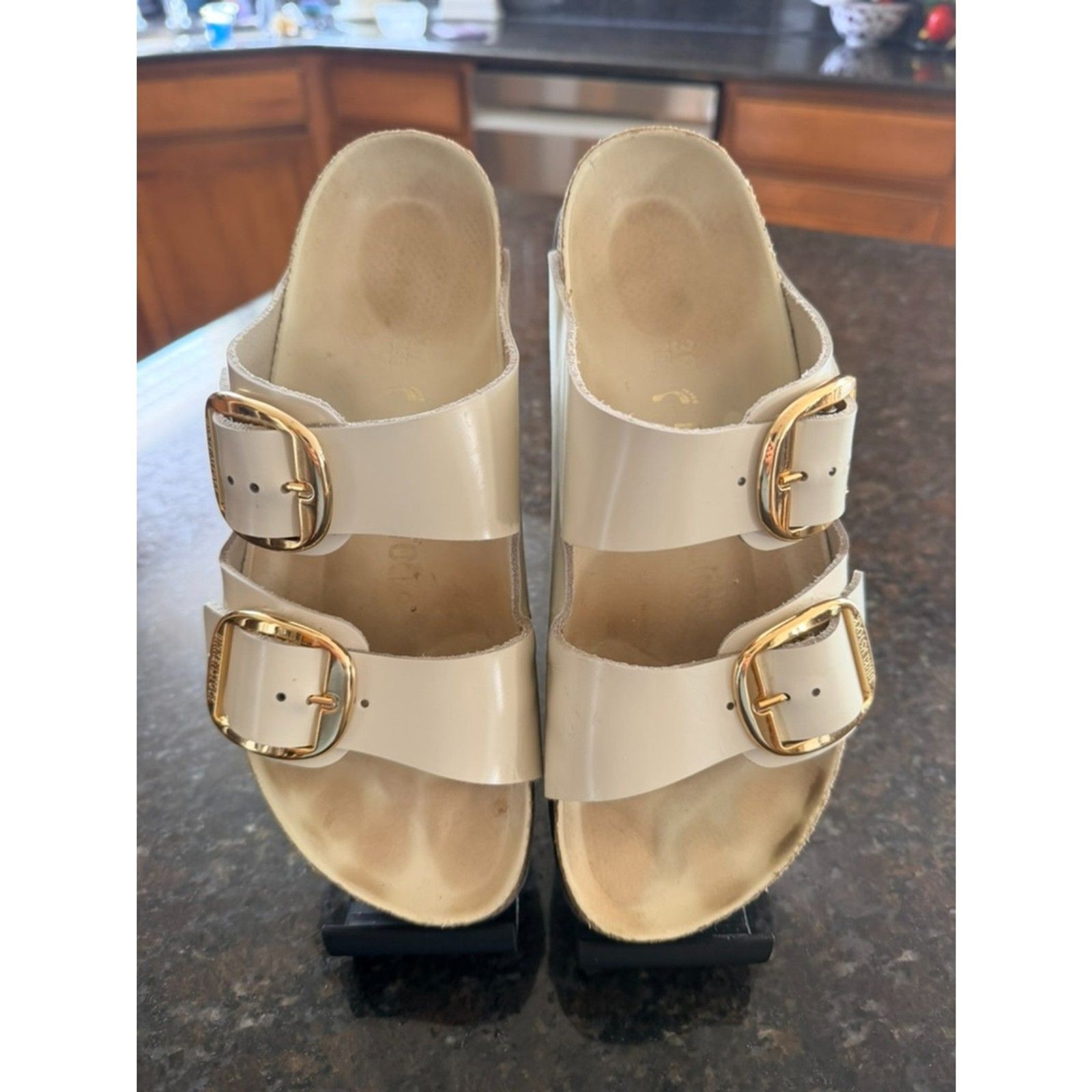 Birkenstock Arizona Big Buckle – Ivory High Shine Leather – Size 39N (L8/M6) EUC