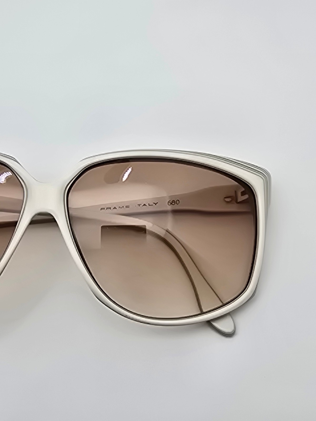 Anne Klein 3000 680 White Frame Light Brown Gradient Lens Sunglasses w Case Itay