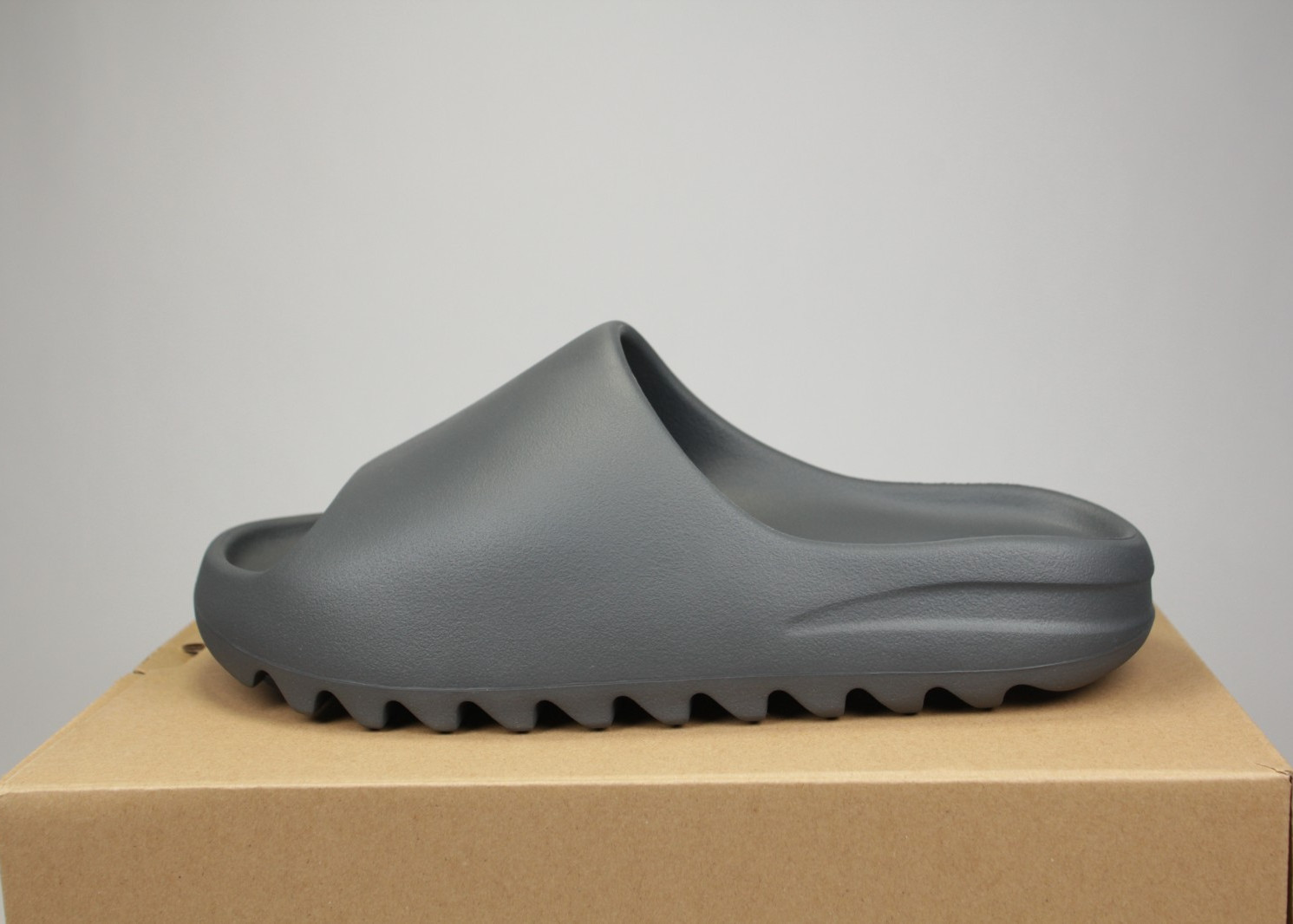 Adidas Yeezy “Slate Grey”- NEW WITH BOX -FAST SHIPPING – Unisex Slide- ID2350